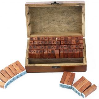 Sellos ULTNICE - 70 piezas. Alfabeto. Sellos de caucho con caja de madera.