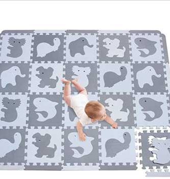 Alfombras de Goma Eva para bebés. Hay un bebé encima de una alfombrilla de FOAM