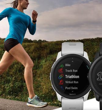 Mejores relojes con GPS - Mujer corriendo con reloj Garmin
